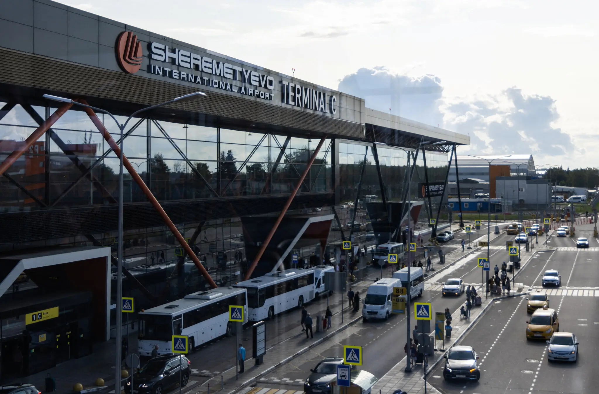 Міжнародний аеропорт Шереметьєво, що знаходиться під Москвою, був одним із кількох аеропортів, які постраждали у вівторок після атаки українського безпілотника.
